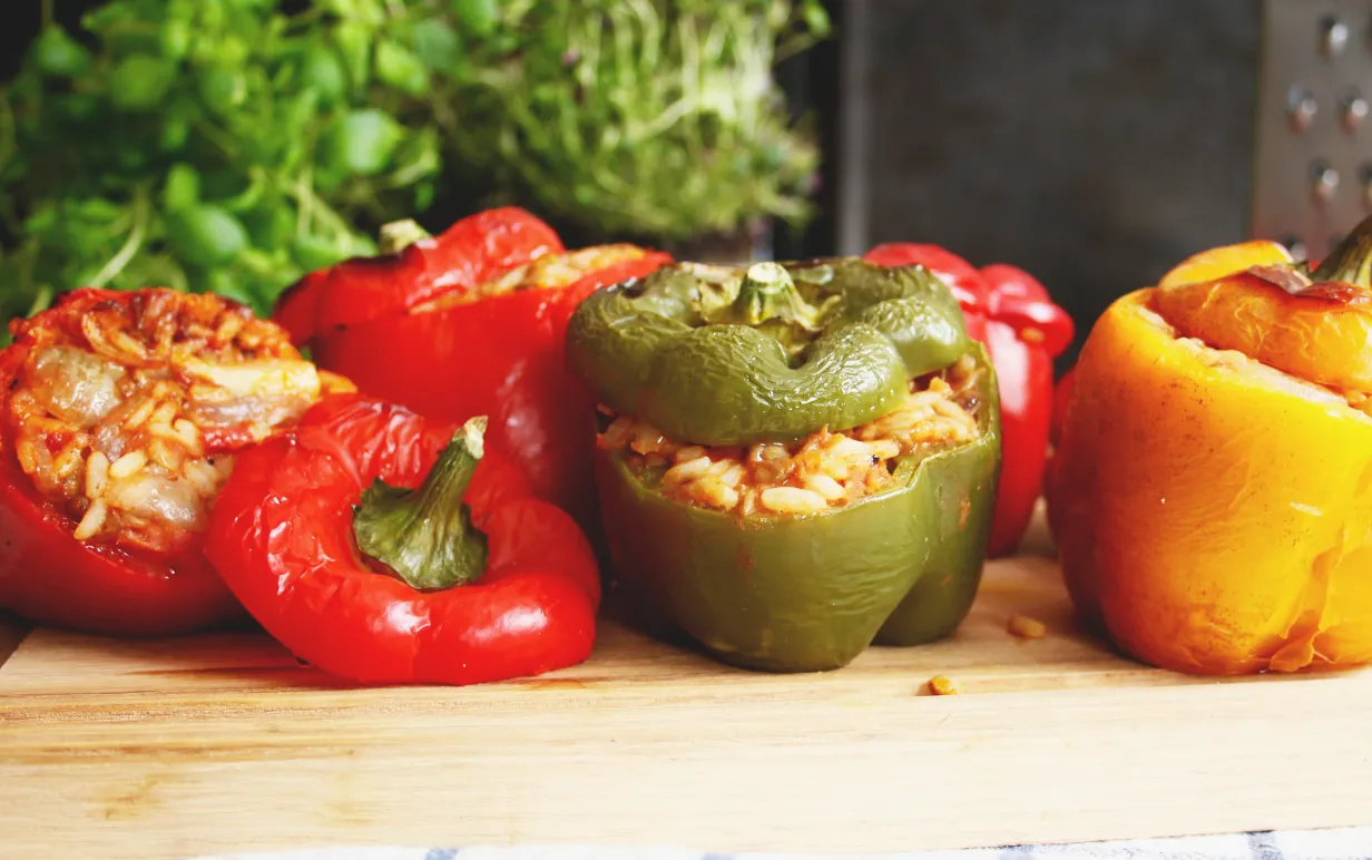 Veganska fyllda paprikor på en skärbräda