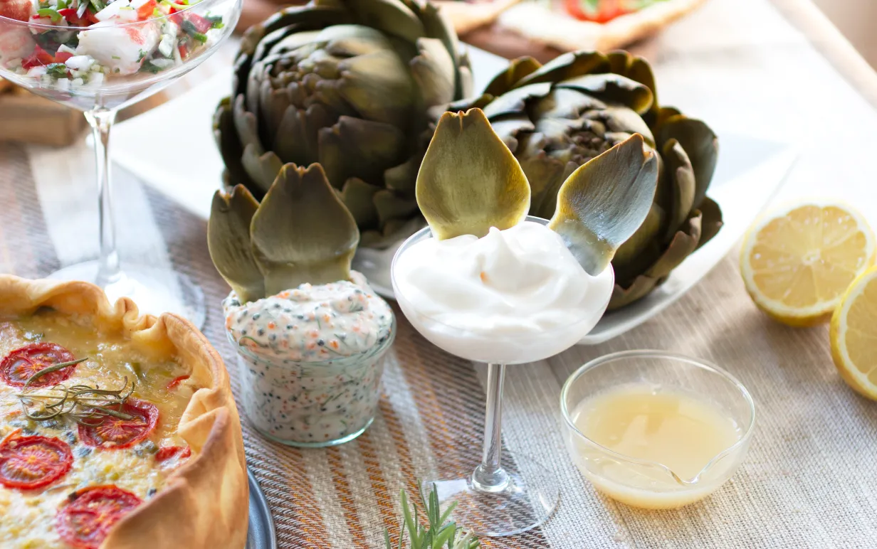 Kronärtskockor med tre olika veganska dipp