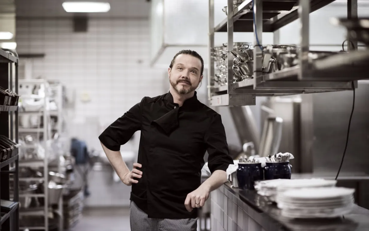 Magnus Naess (kock) står i ett storkök