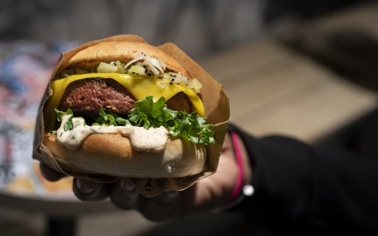 En vegansk burgare från Bastard burgers i en persons hand