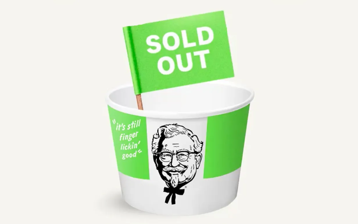 Tom bägare av KFC vingar med en flagga med texten sold out