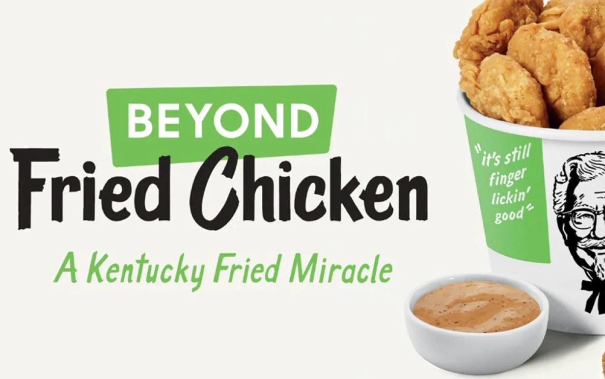 Texten Beyond - Fried Chicken. Intill en bägare med veganska nuggets.