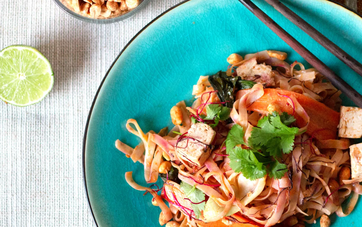 Vegansk pad thai på en tallrik