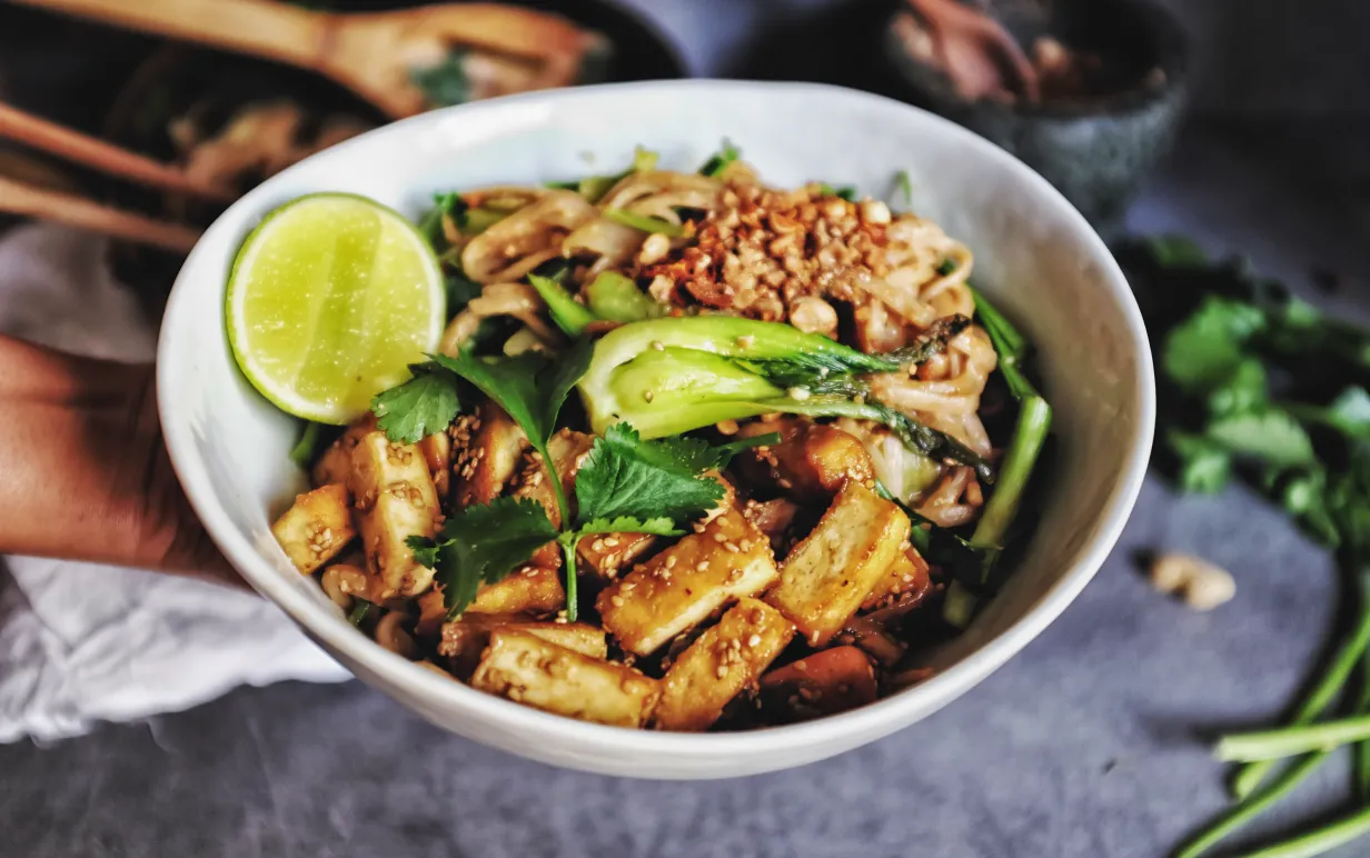 Bowl med marinerade tofu och nudlar