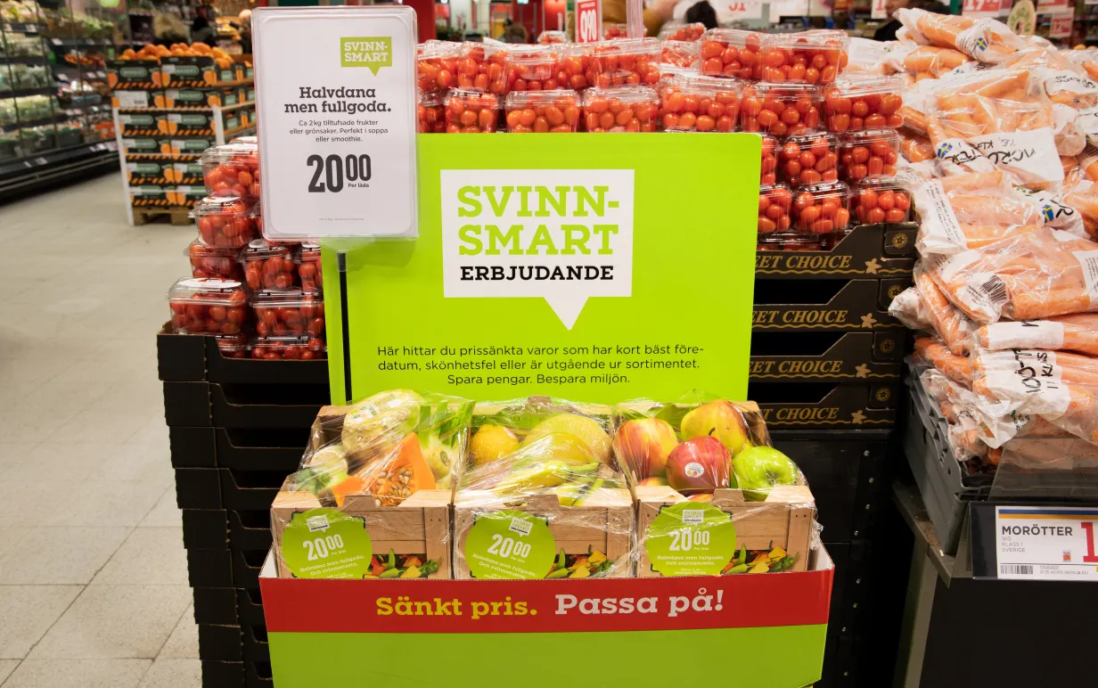 Olika fyndlådor fyllda med frukt och grönt.