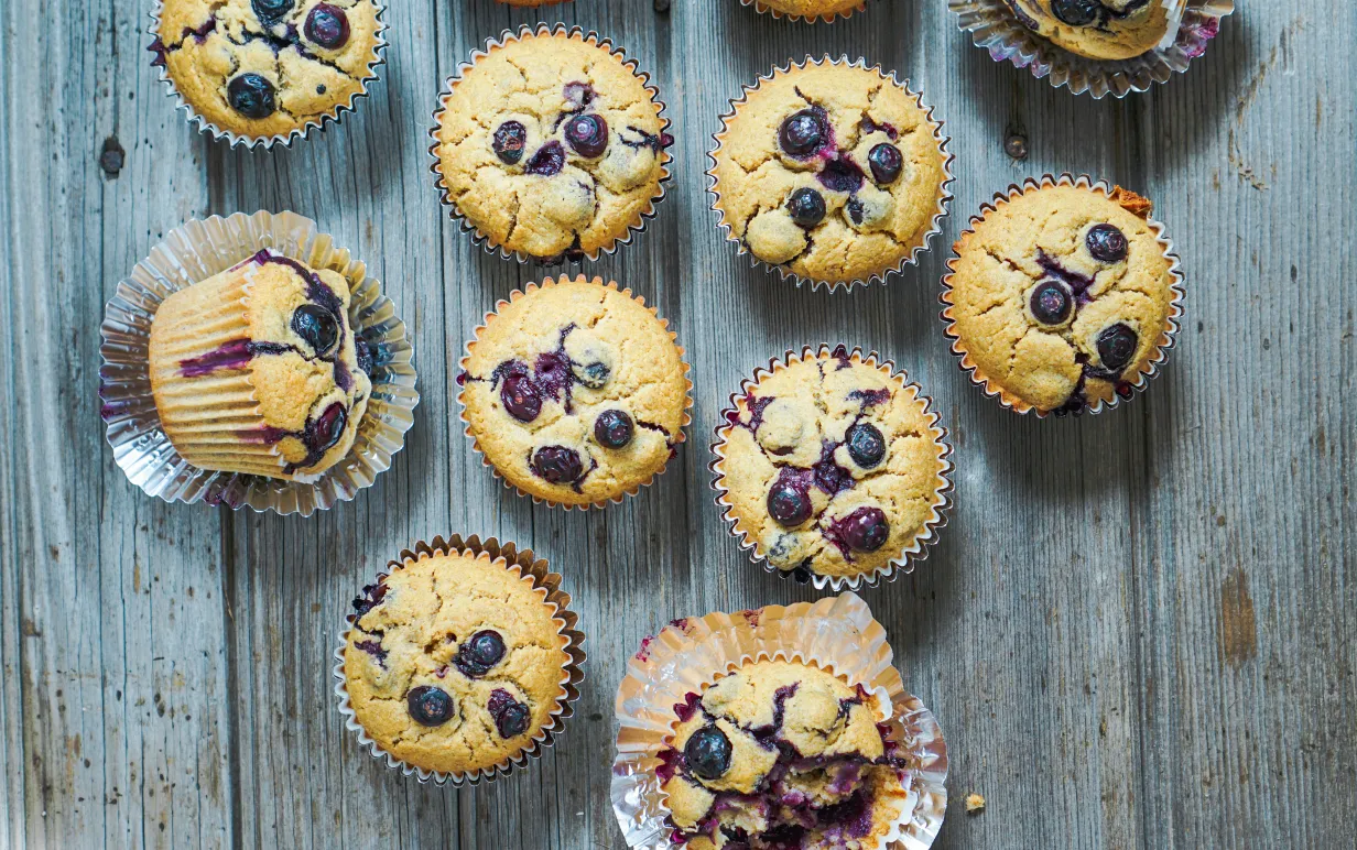 Veganska muffins på ett bord