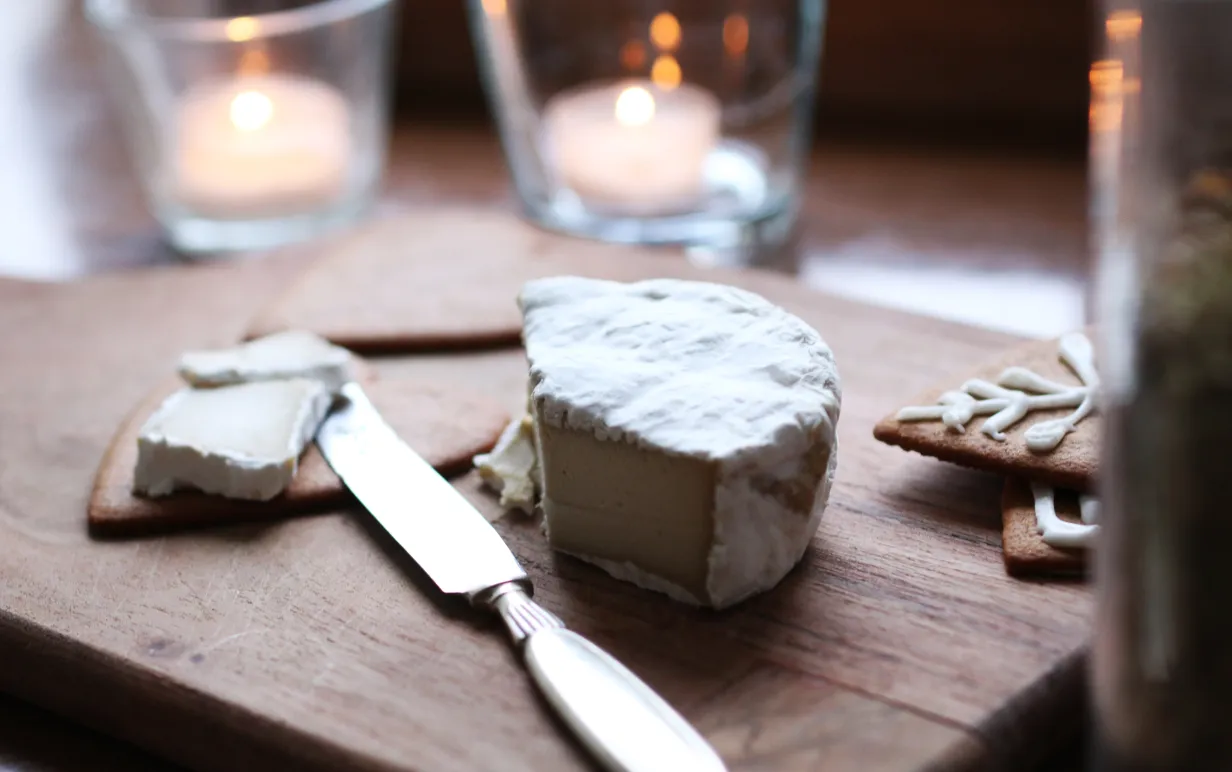 Vegansk camembert tillsammans med pepparkakor