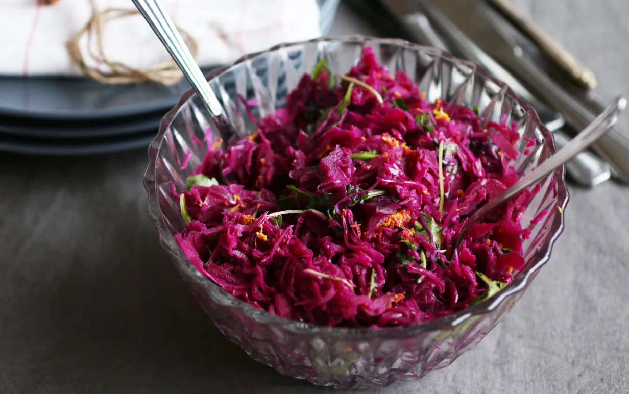 Veganskt fräst rödkålssallad i en skål