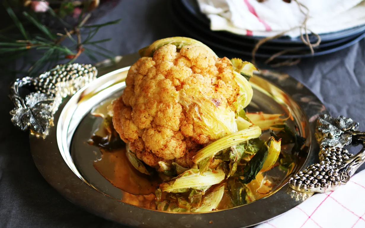 Kryddig blomkålshuvud på ett silverfat