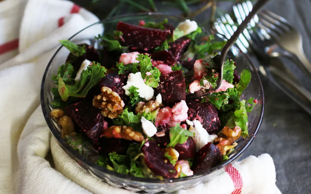 Vegansk rödbetssallad med vegansk fetaost