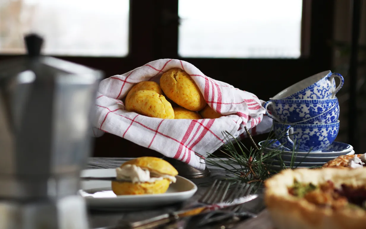 Veganska saffransscones på ett dukat bord