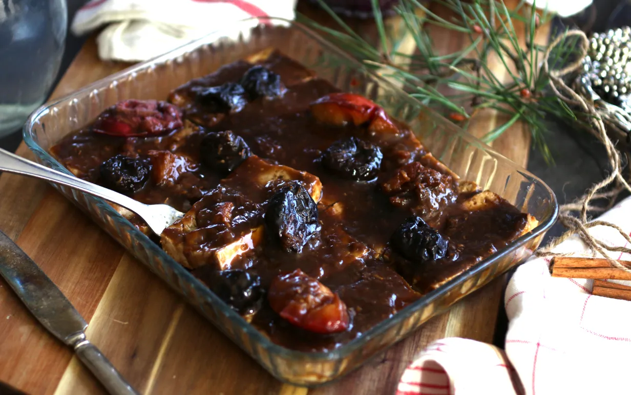 Vegansk tofuspjäll i en ugnsform