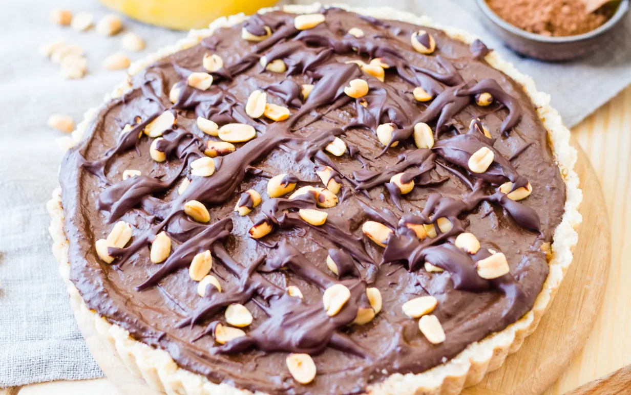 Vegansk chokladpaj på ett bord