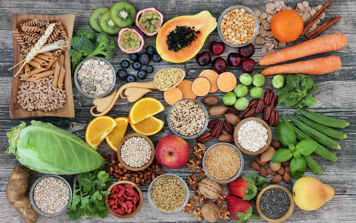 Diverse veganska råvaror på ett bord, grönsaker, baljväxter, spannmål osv