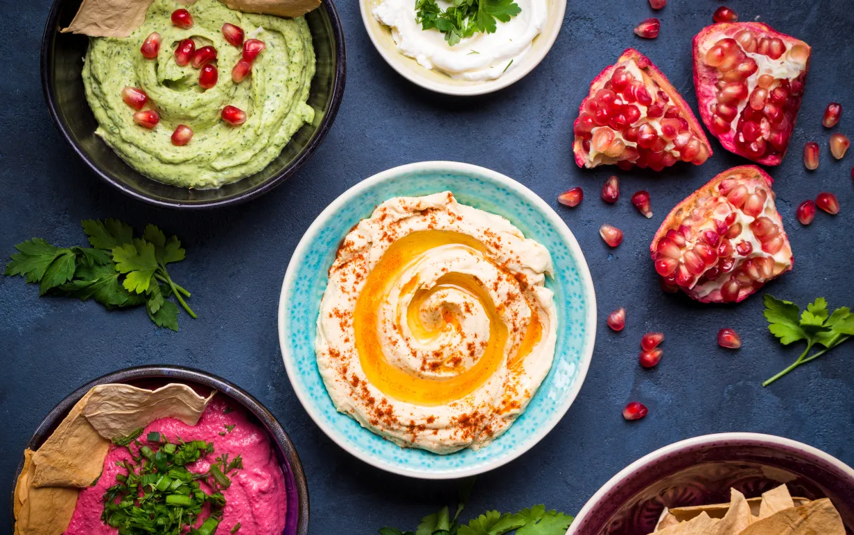 Vegansk hummus och diverse på ett bord