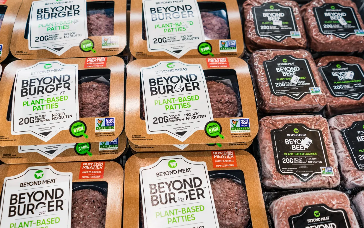 Flera veganska produktförpackningar från Beyond burger