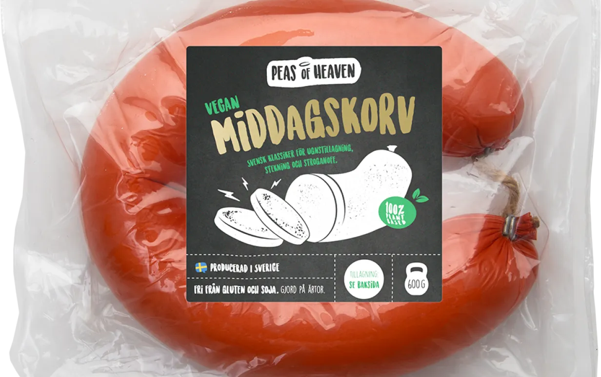 Ring med middagskorv i plastförpackning med Peas of heavens logga på där det står middagskorv i guldiga bokstäver och en bild på en korv i svart och vitt.