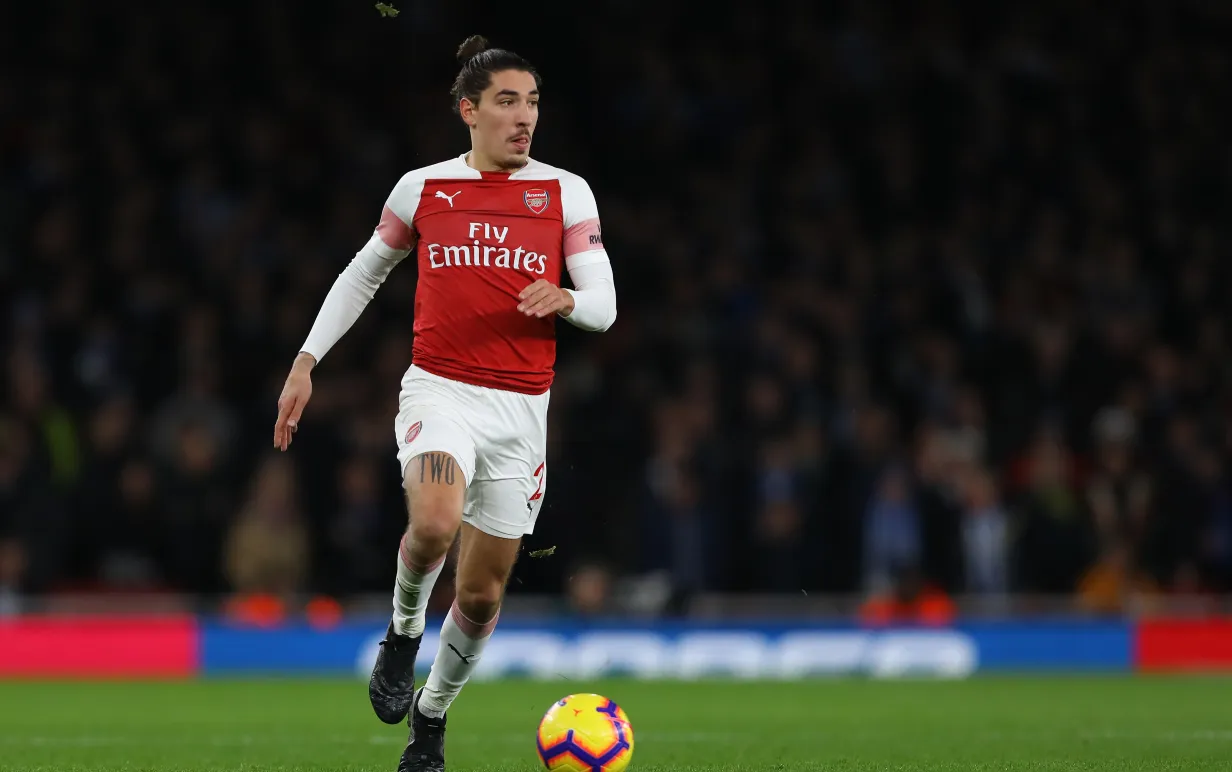 Hector Bellerin i Arsenal i matchen Arsenal mot Huddersfield Town, Premier League, Emirates Stadium, London. Hector syns ensam på bilden precis innan han sparkar på fotbollen framför sig.