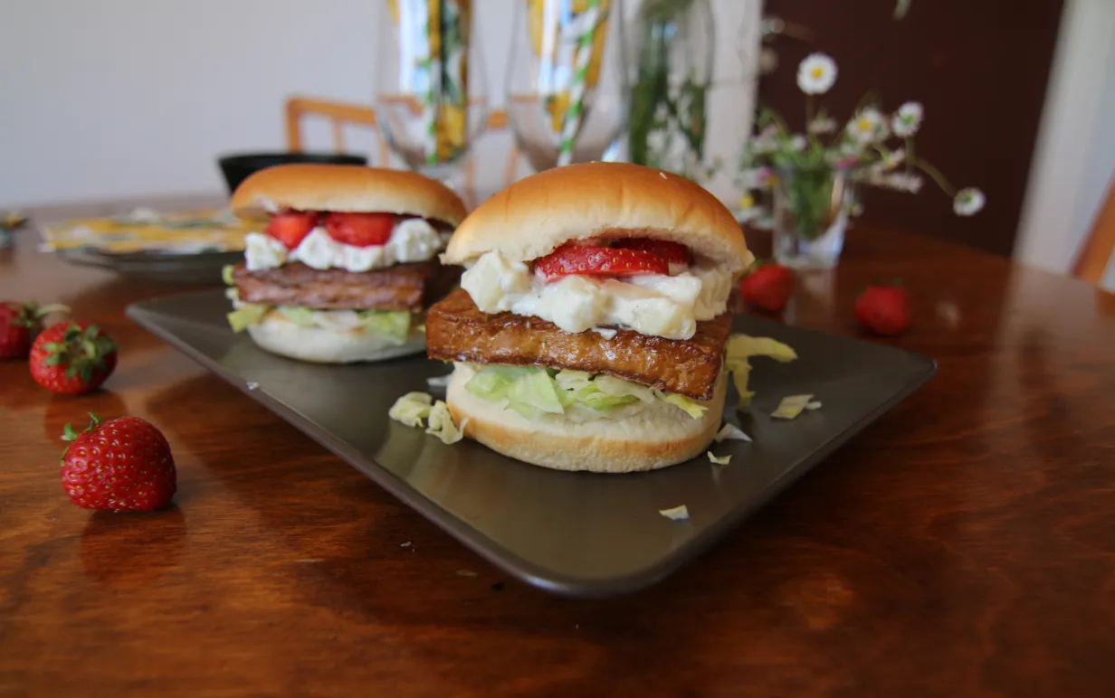 Midsommarburgare med Yipins alspånsrökta tofu