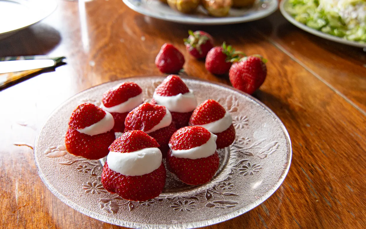 JordGubbar till midsommar med grädde