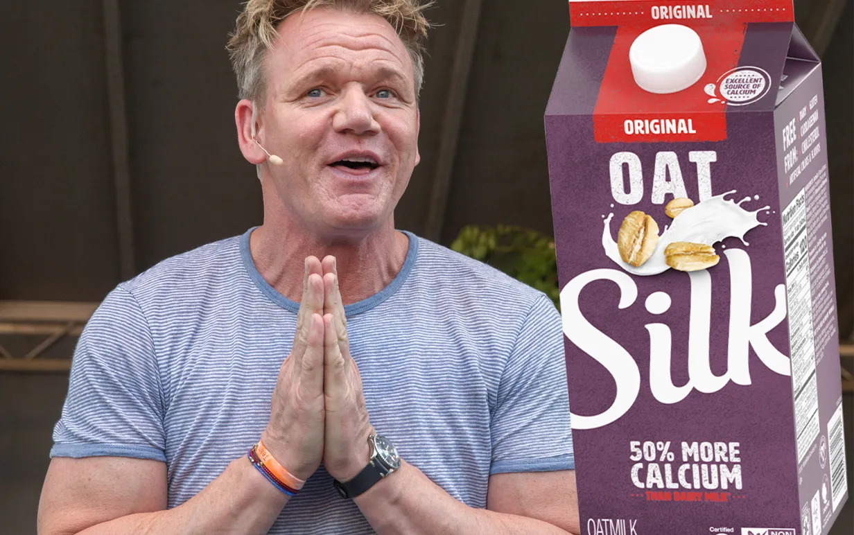 Gordon Ramsay står på en scen med ett Silk-paket inklippt bredvid sig