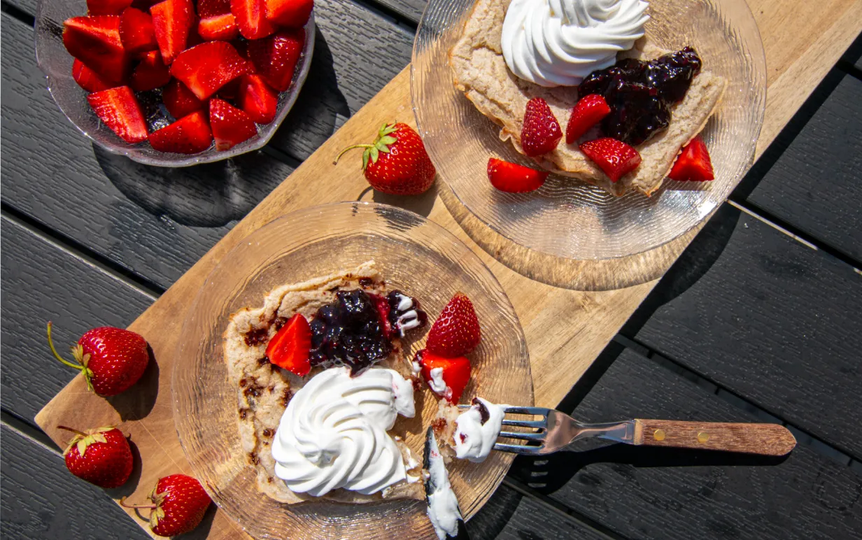 ugnspannkaka med sylt och grädde