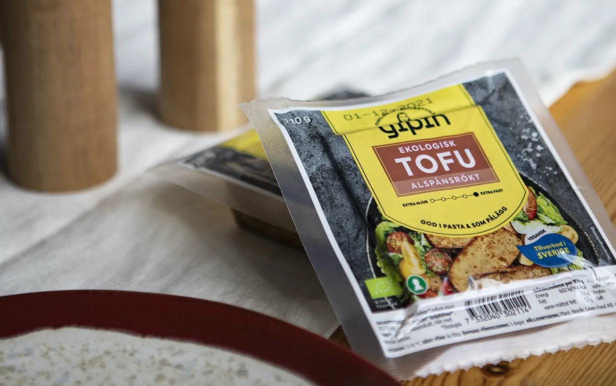 Alspånsrökt tofu från yipin liggandes på ett bord