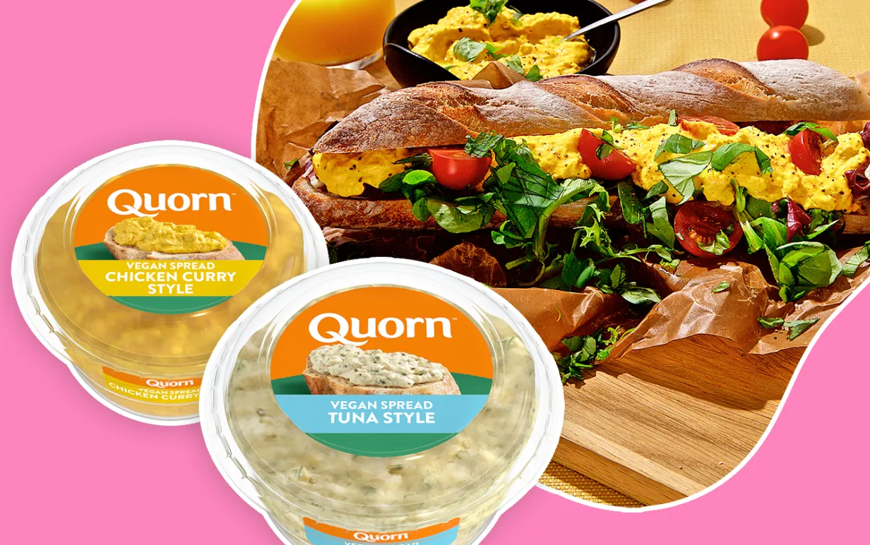 Till vänster: baguett fylld med curryröra och grönsaker. Till höger: två förpackningar med Quourns röror chicken curry style samt tuna style mot rosa bakgrund.