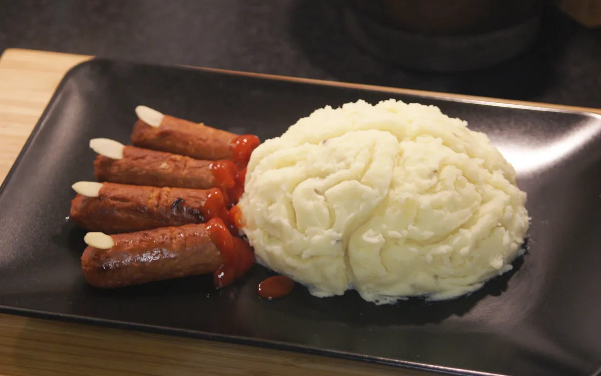 Vegokorvar dekorerade för att likna avhuggna fingrar, samt potatismos format som en hjärna.