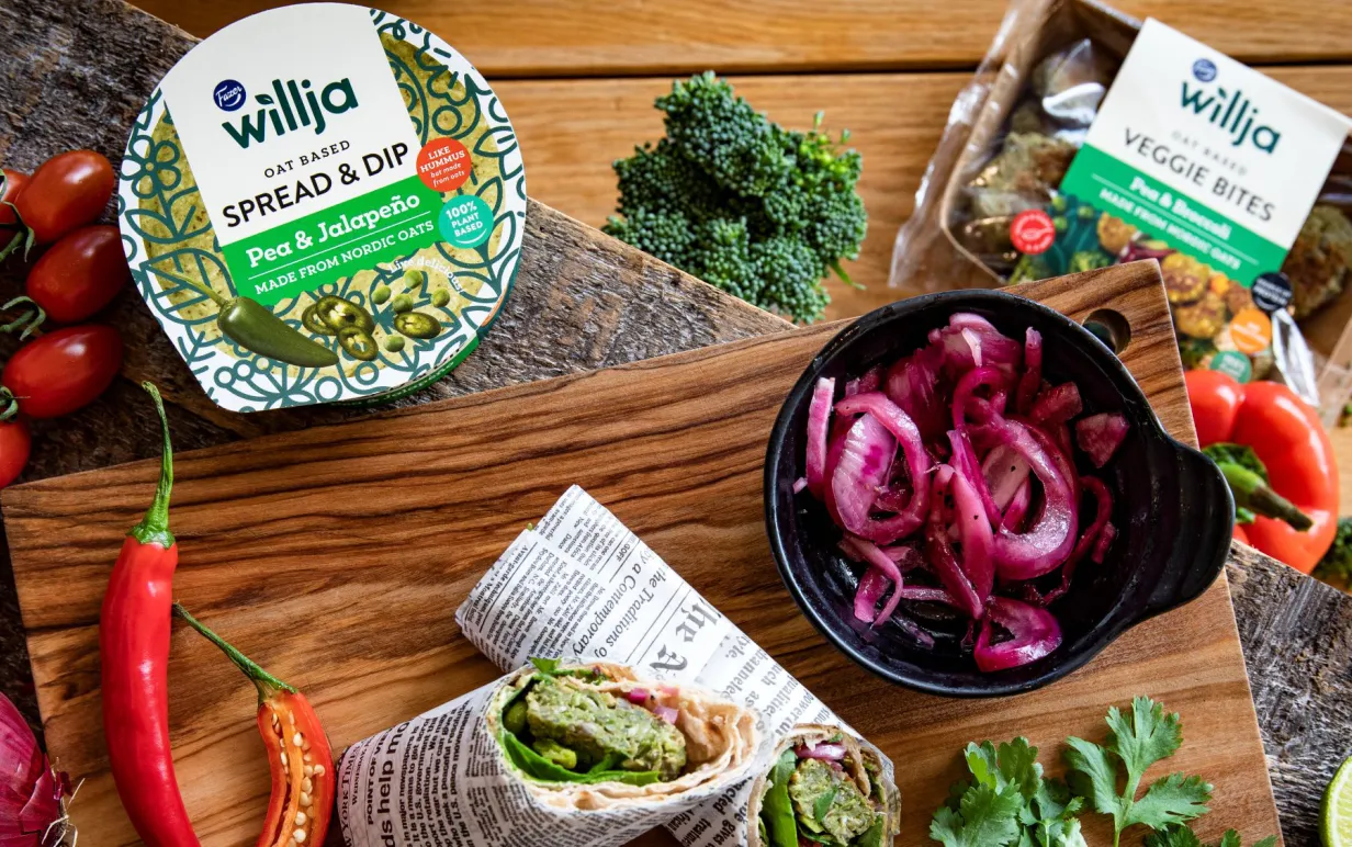 Wraps och produkter från Fazer Wilja, på arbetsyta med grönsaker runt om.