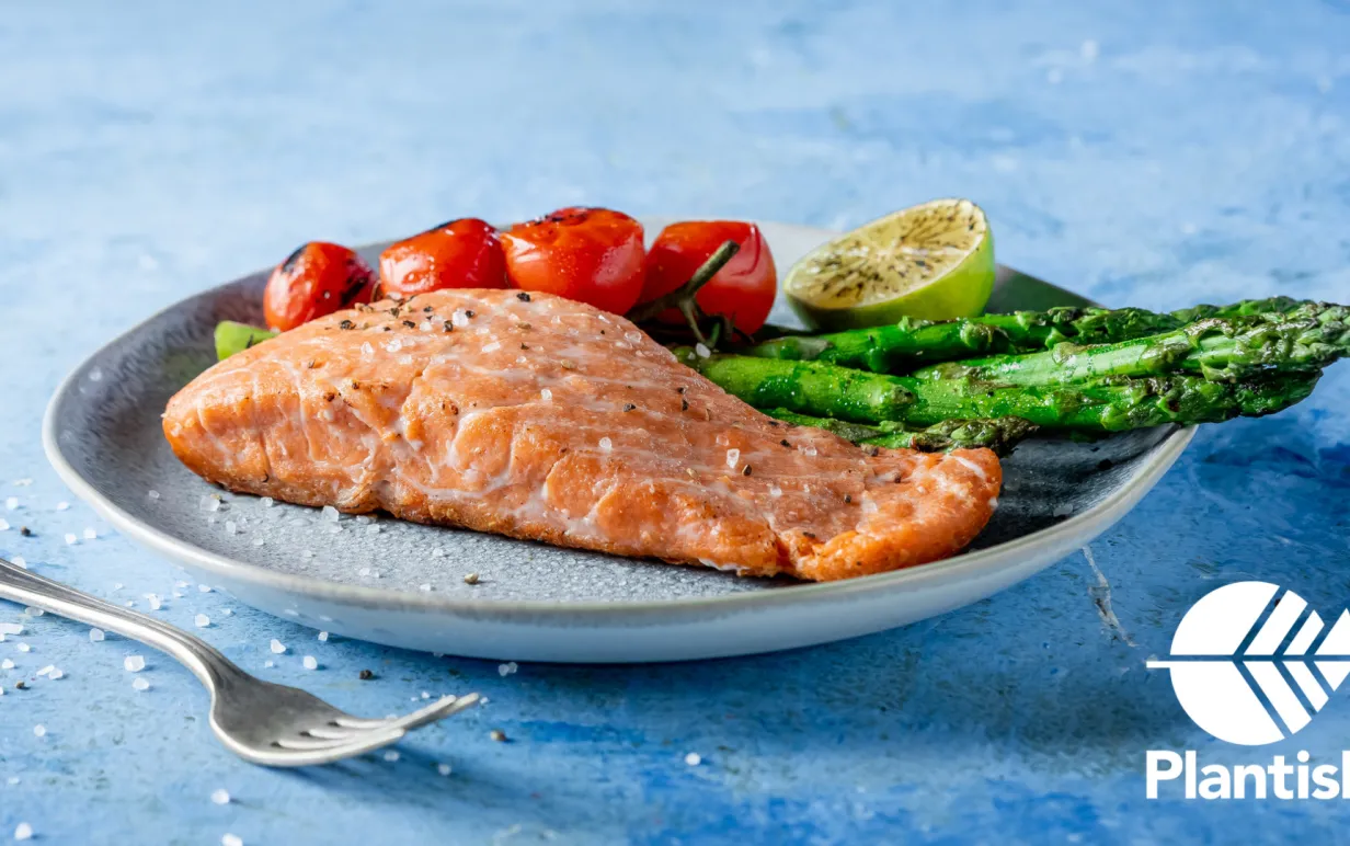 Vegansk laxfilé från Plantish, på tallrik med grönsaker.