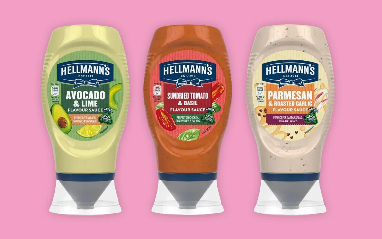 Tre nya, veganska såser från Hellmann's, på rad mot rosa bakrgund.