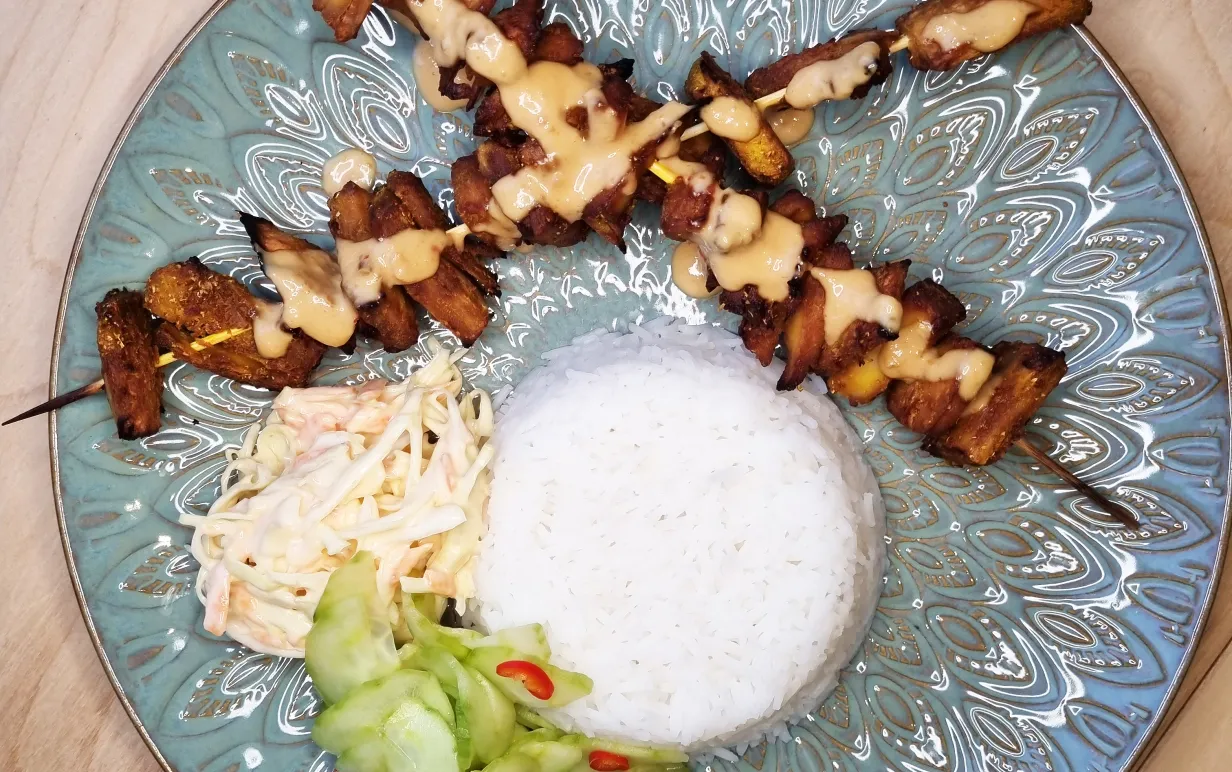 Veganska satayspett med jordnötssås