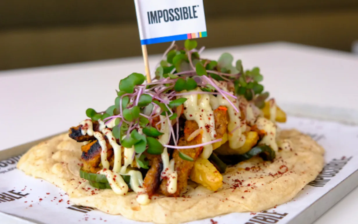 En tortilla med veganska nuggets och grönsaker på serverad på en bricka.