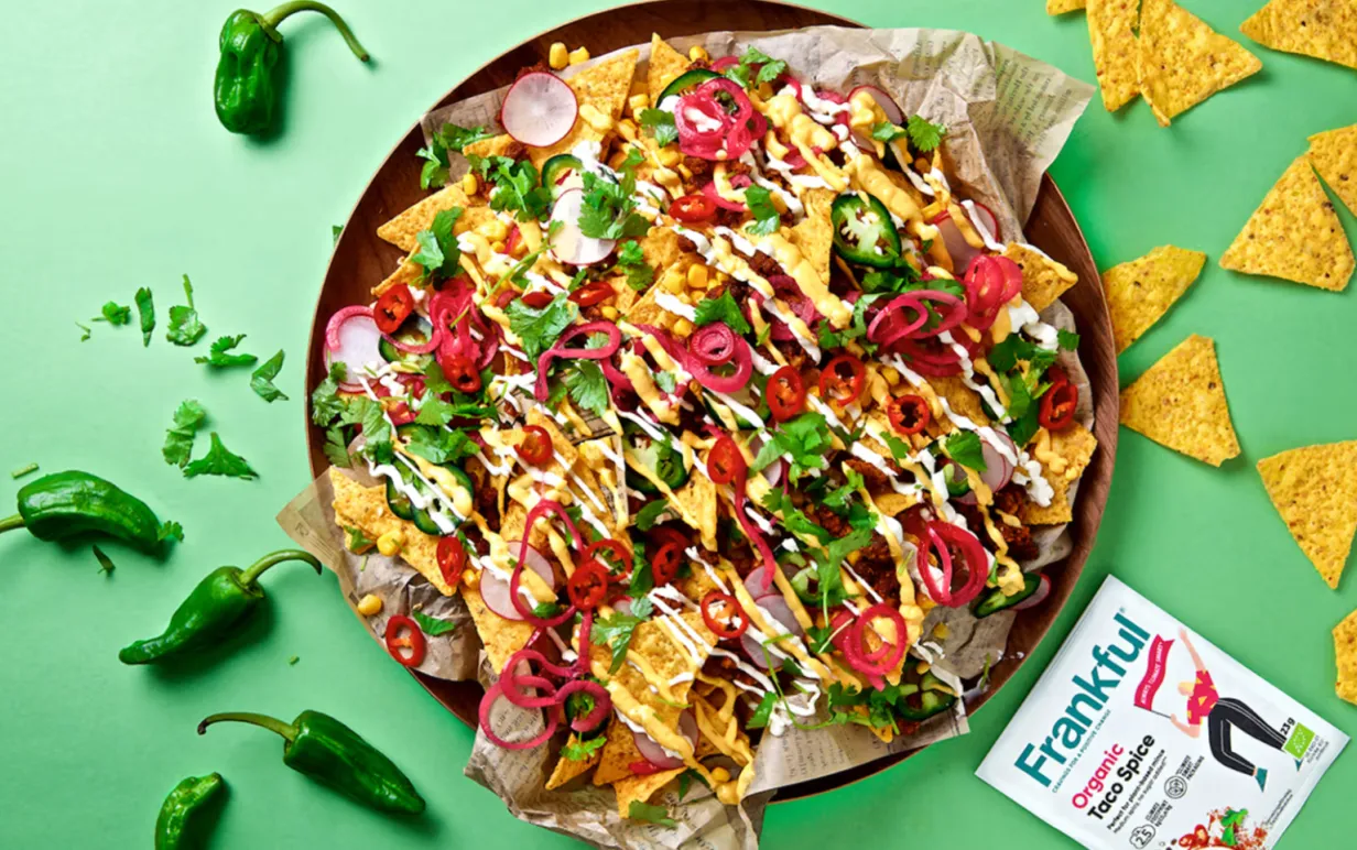 Nachotallrik med Frankfuls produkter mot en grön bakgrund