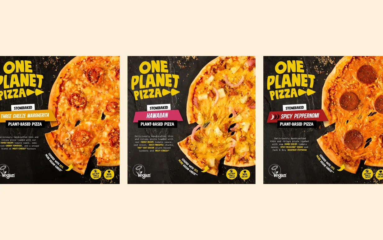 tre kartonger med veganska pizzor uppradade mot en ljusgul bakgrund