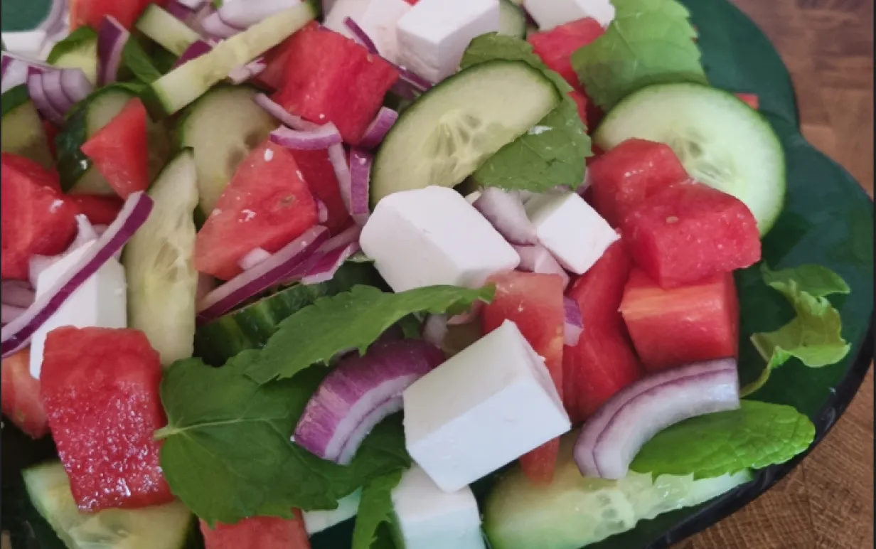 Vattenmelon och vegansk fetasallad i en skål.