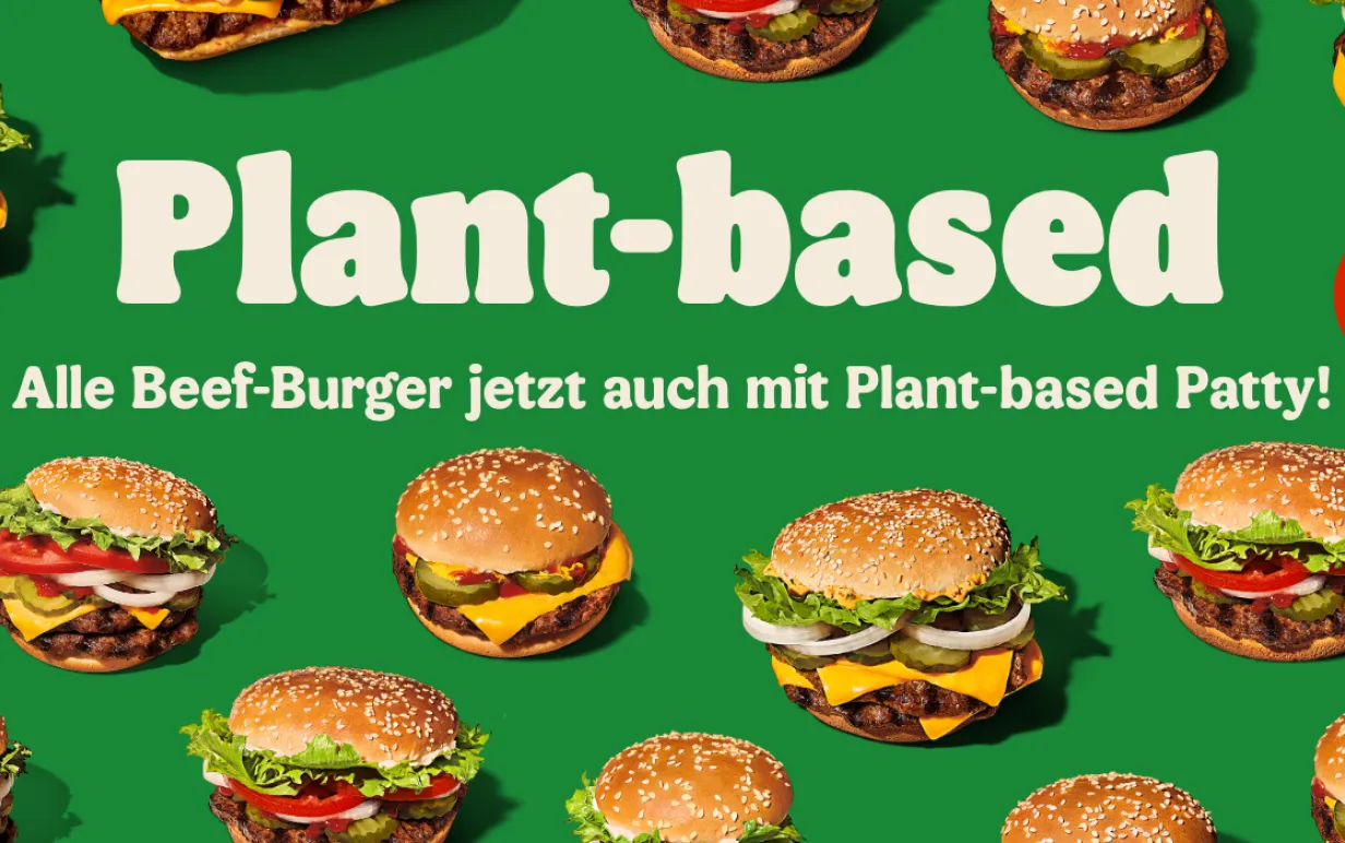 Växtbaserade hamburgare utspridda på en grön bakgrund.