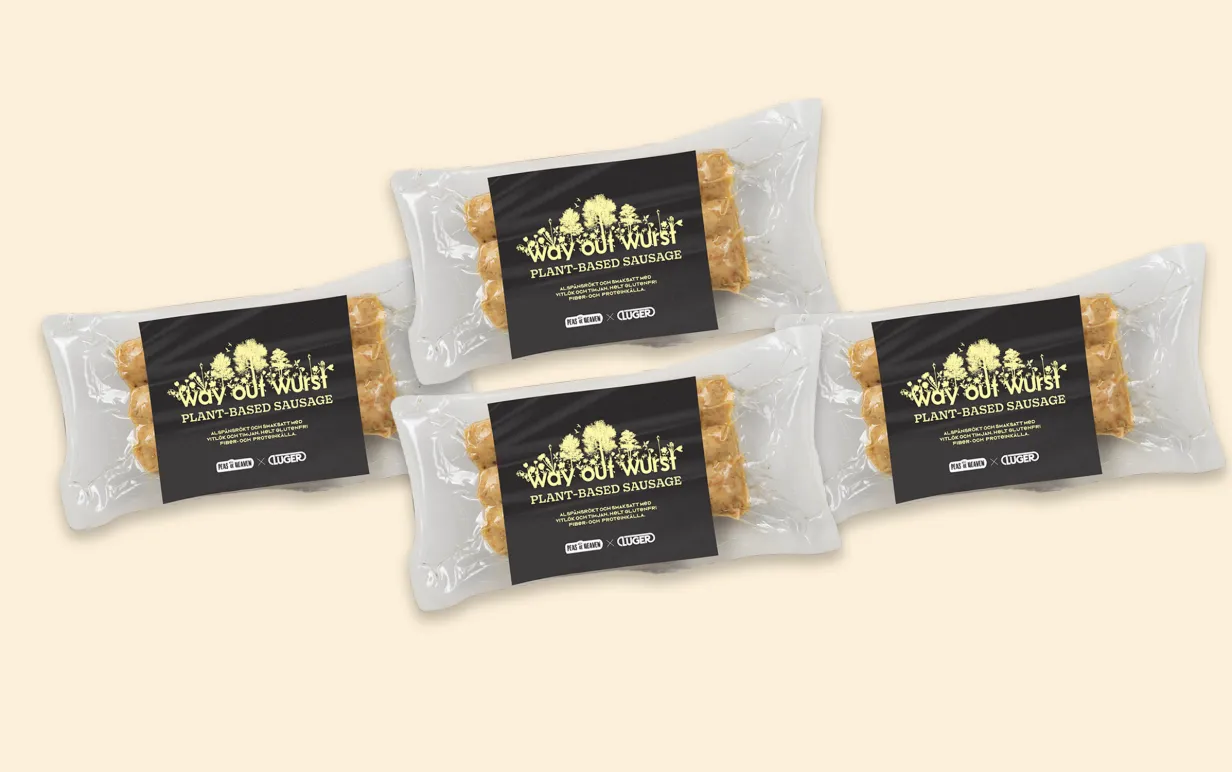 Fyra förpackningar vegokorv utspridda på en ljusgul bakgrund.