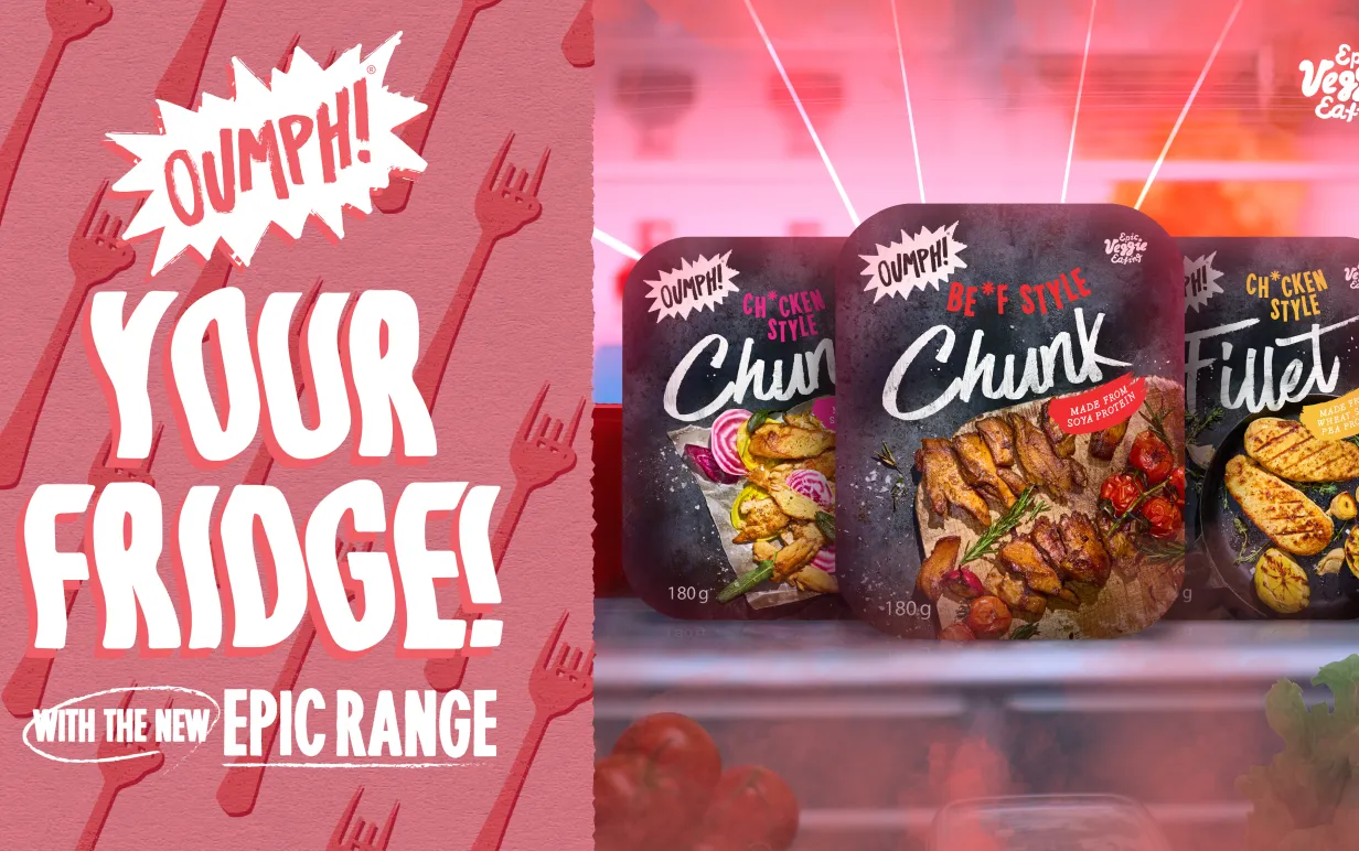 Tre förpackningar växtbaserade kyckling uppradade mot en rosa bakgrund bredvid texten "Oumph your fridge"