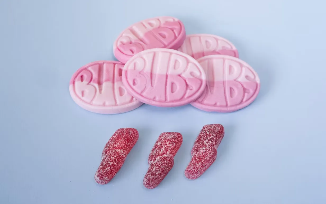 rosa godisar i två olika högar mot en ljusblå bakgrund