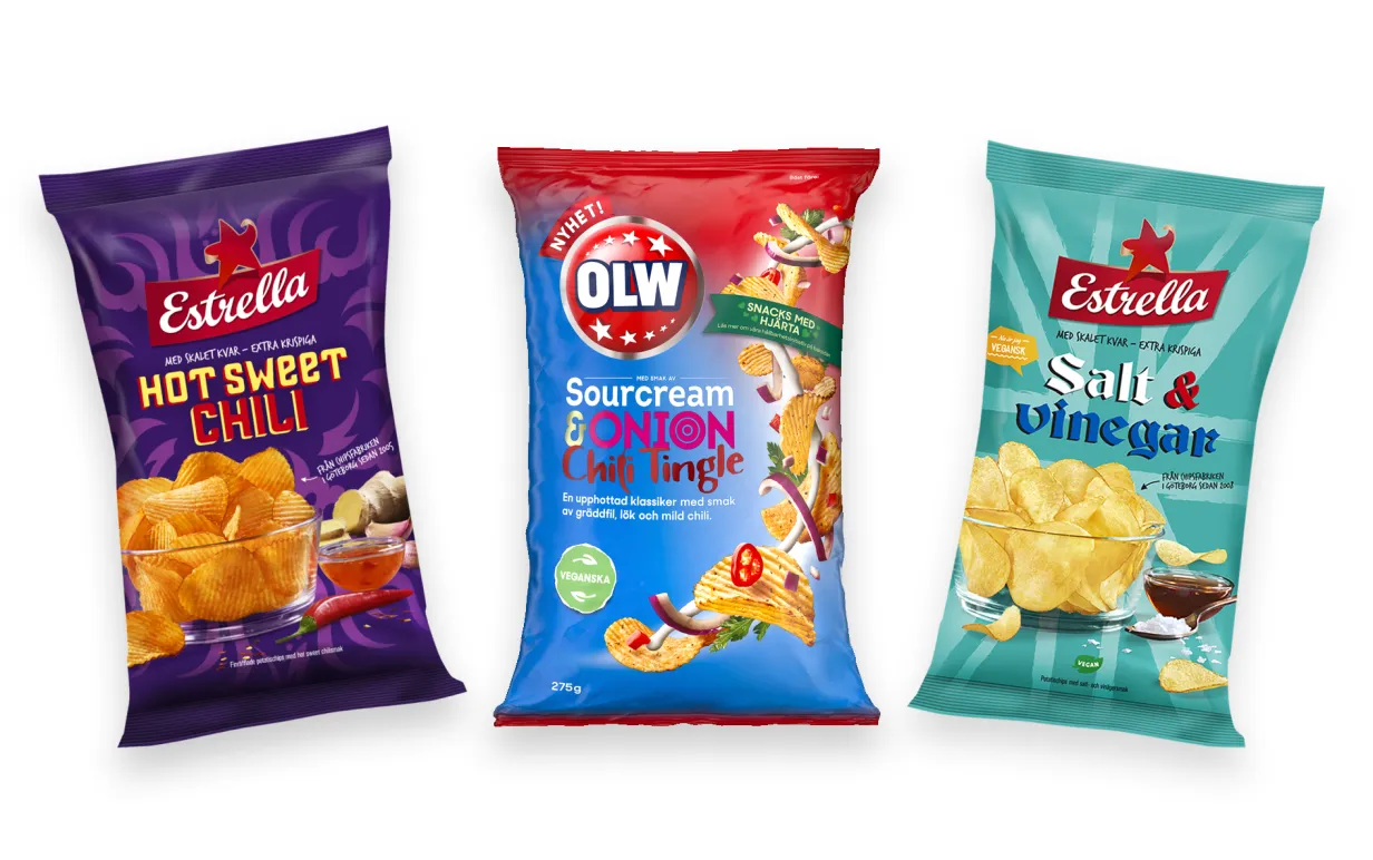 Chipspåsar uppradade mot en vit bakgrund.