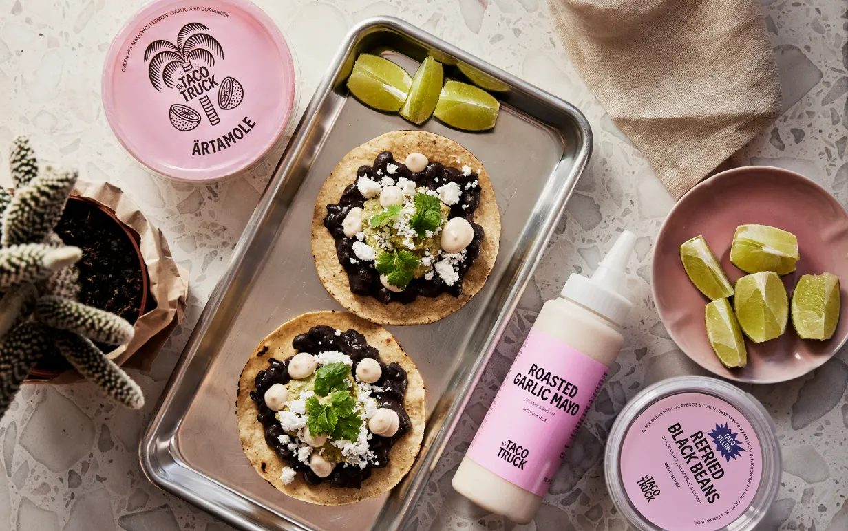 tacos på en silverbricka med såser bredvid