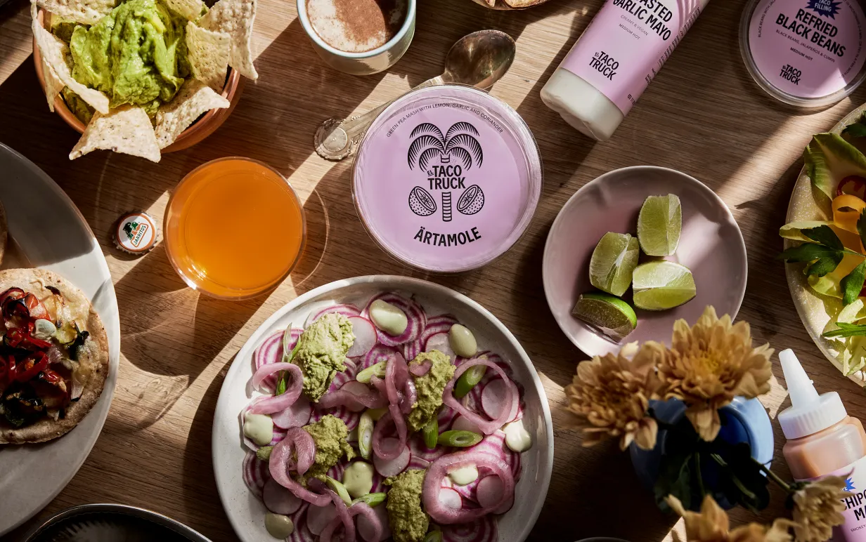 Vegansk ceviche uppdukad på ett soligt bord fullt med tillbehör.