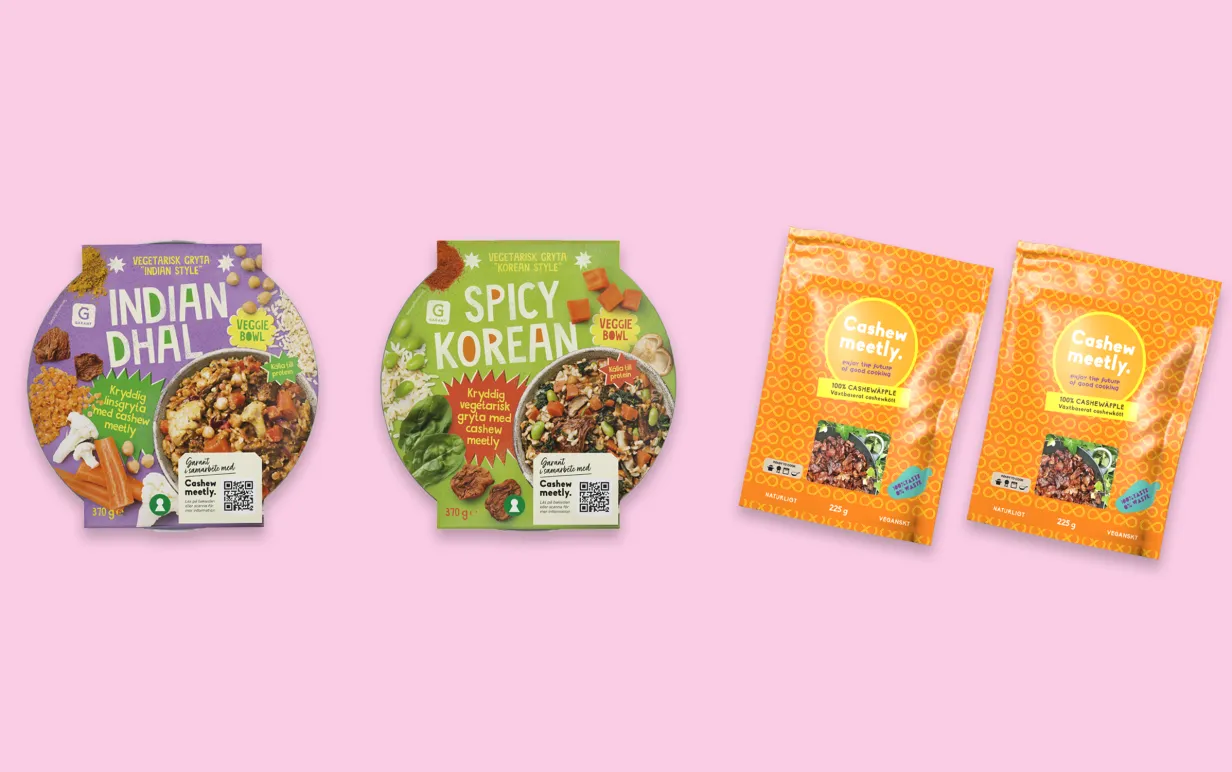 Matlådor uppradade mot en ljusrosa bakgrund