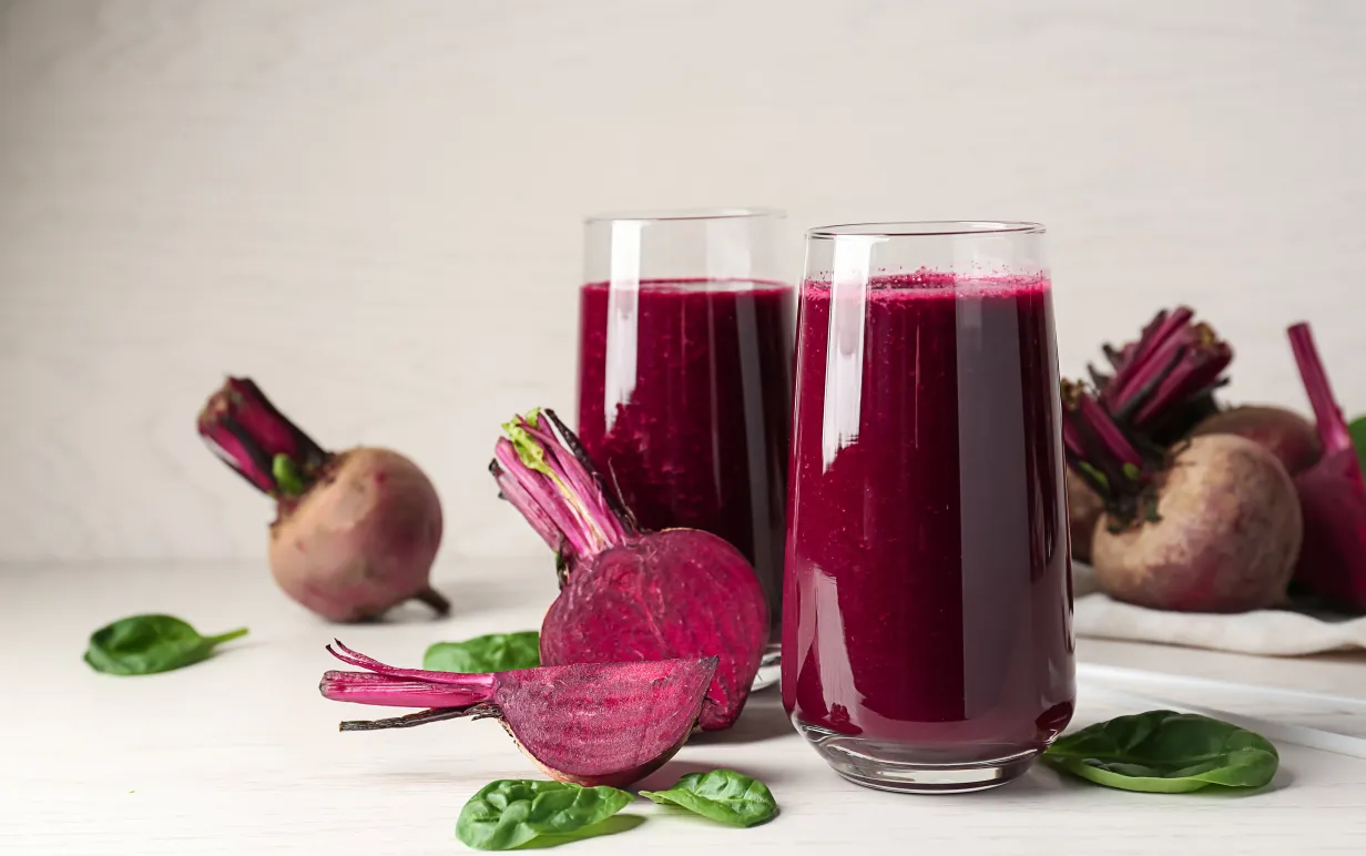 Två glas med färsk bet-smoothie på ett bord