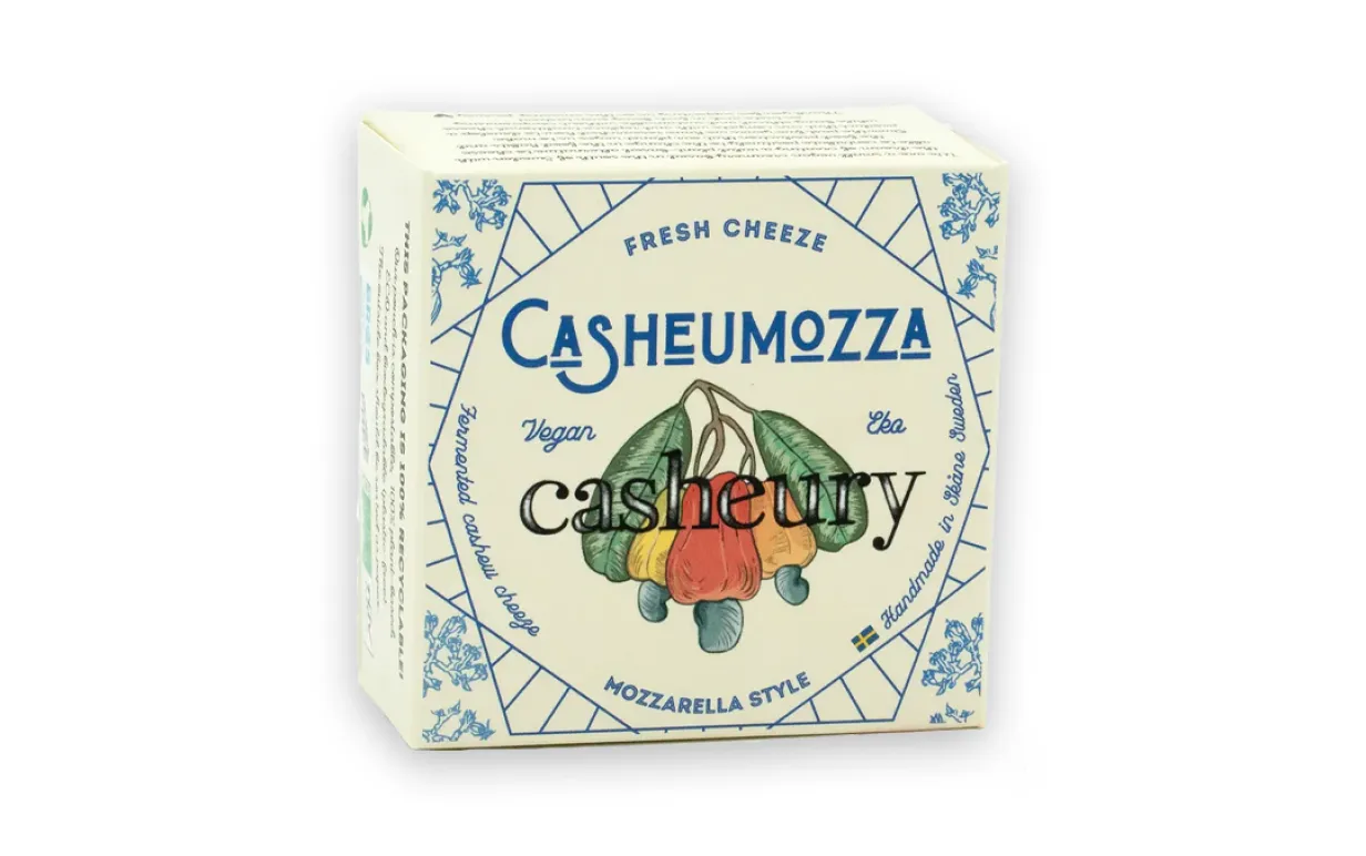 En vegansk ost mot en vit bakgrund