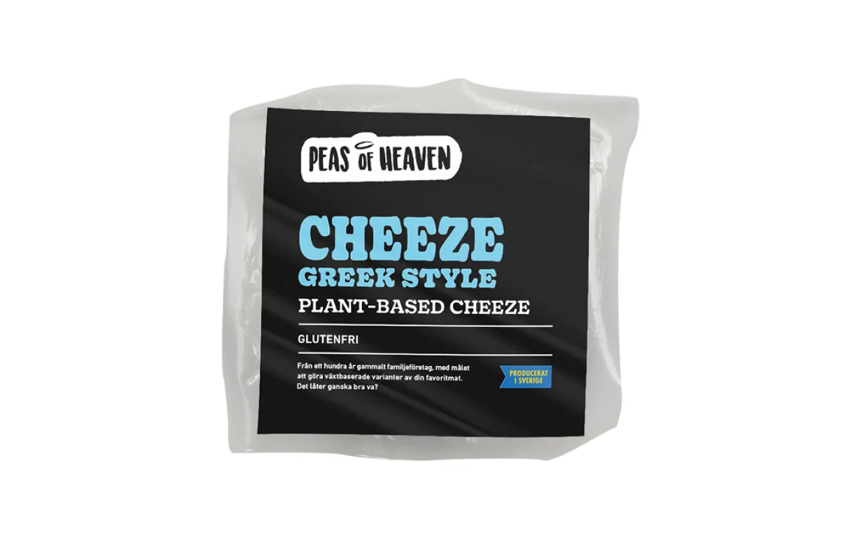 vegansk ost mot en vit bakgrund