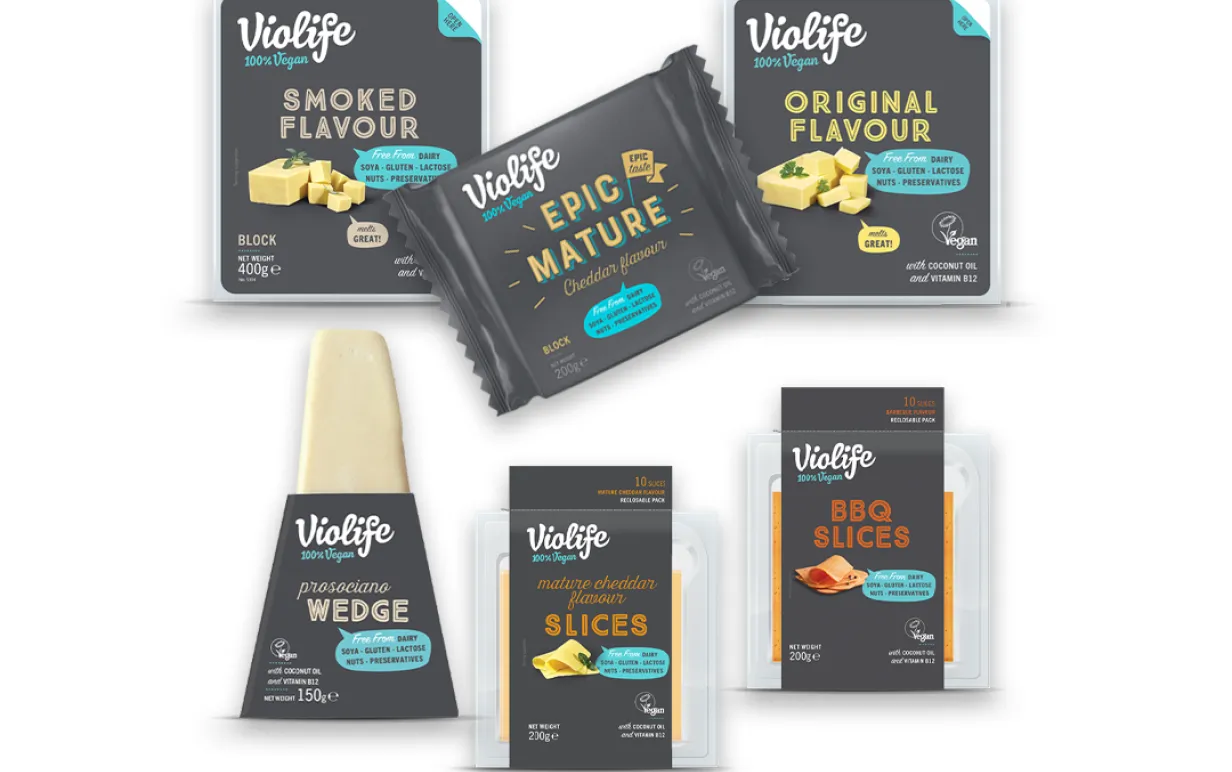 Veganska ostar uppstaplade mot en vit bakgrund.