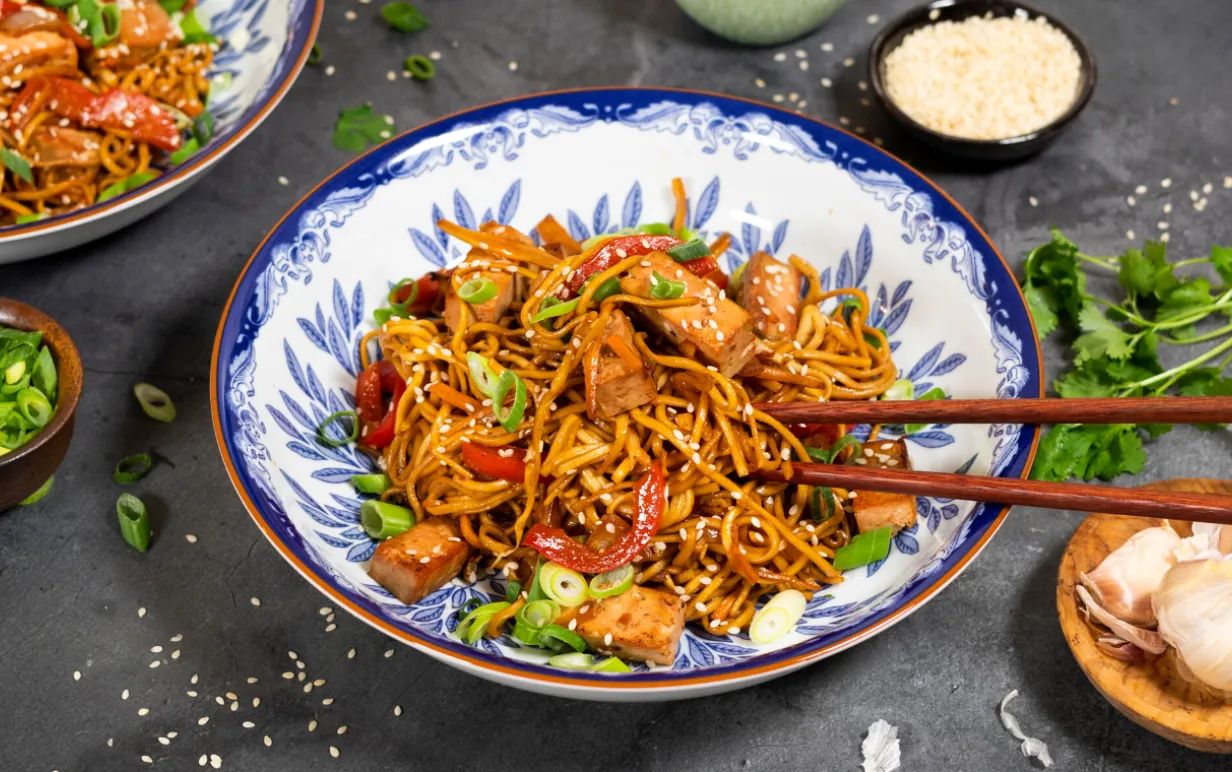 Nudelwok med marinerad tofu